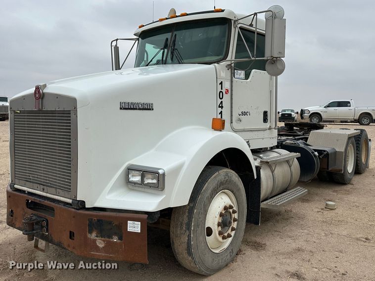 image for item DS8318 2011 Kenworth T800  semi truck