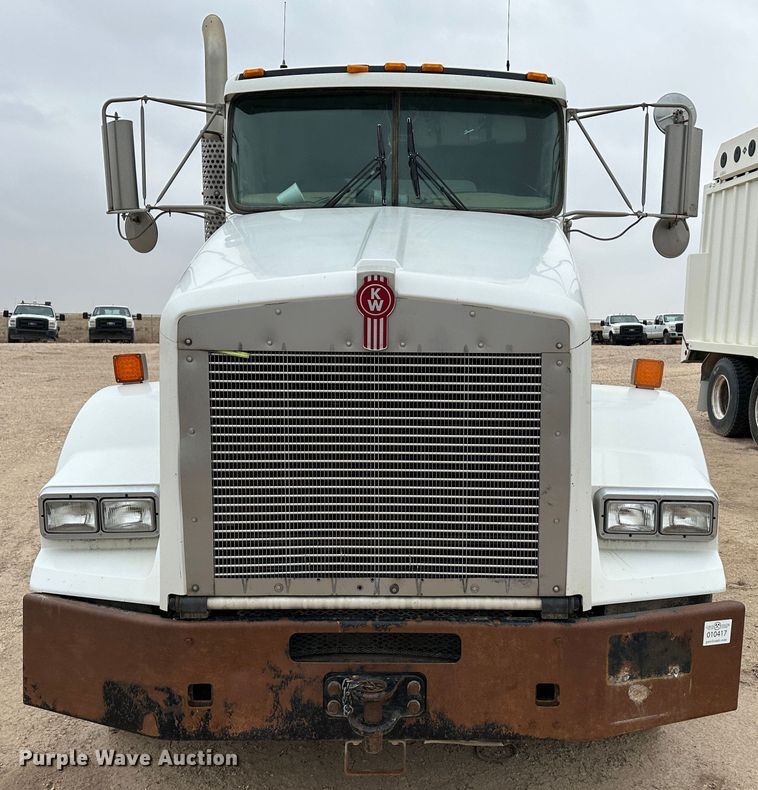 image for item DS8318 2011 Kenworth T800  semi truck