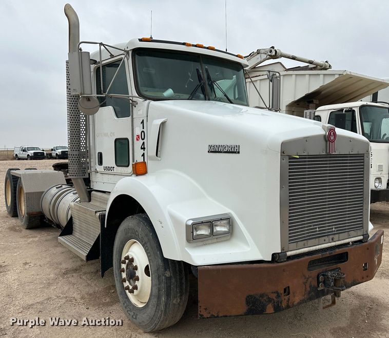 image for item DS8318 2011 Kenworth T800  semi truck
