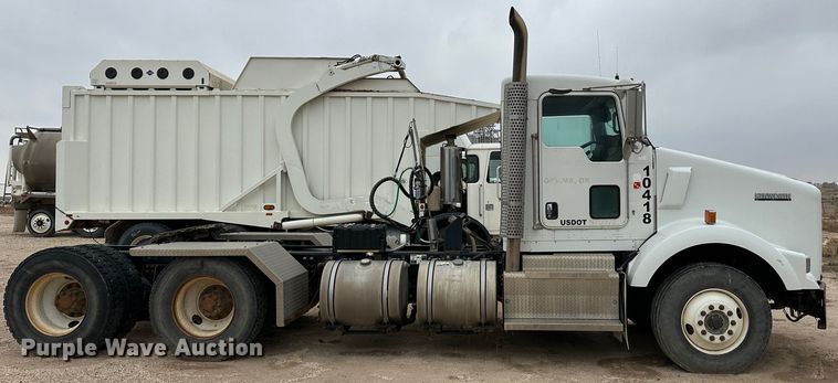 image for item DS8318 2011 Kenworth T800  semi truck