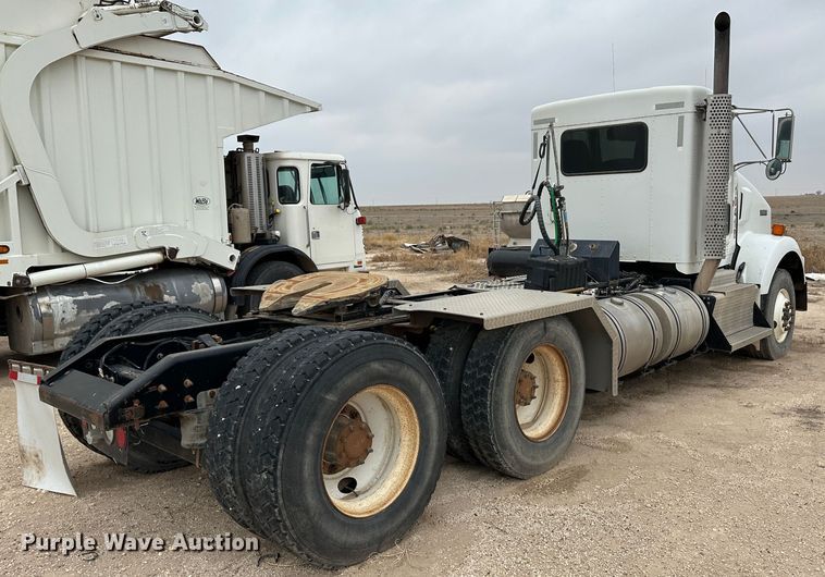 image for item DS8318 2011 Kenworth T800  semi truck