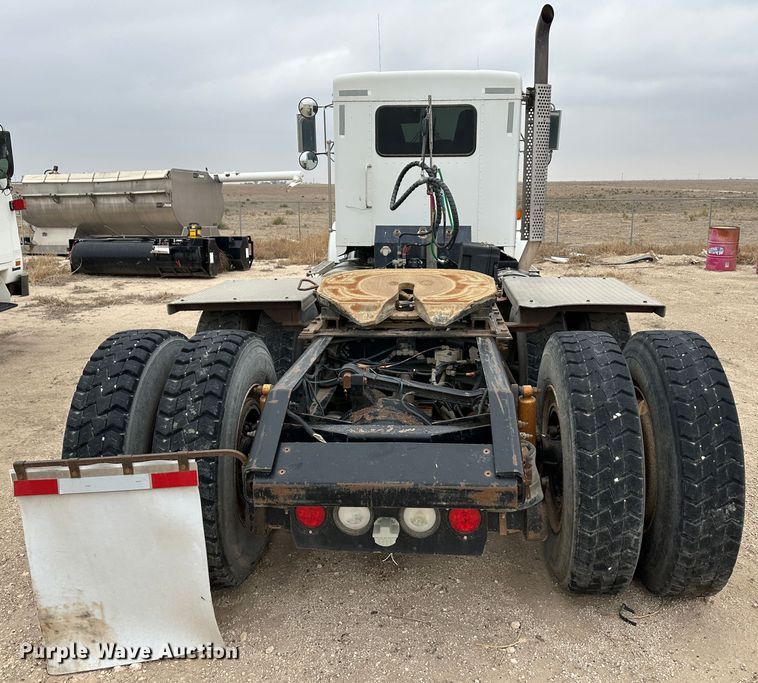 image for item DS8318 2011 Kenworth T800  semi truck