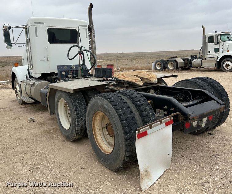 image for item DS8318 2011 Kenworth T800  semi truck