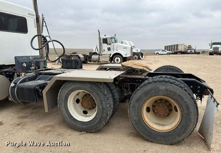 image for item DS8318 2011 Kenworth T800  semi truck