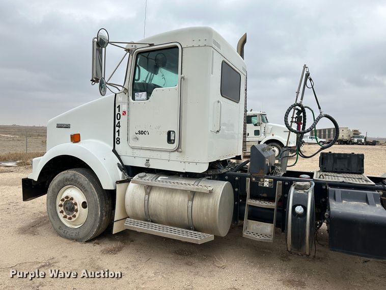 image for item DS8318 2011 Kenworth T800  semi truck