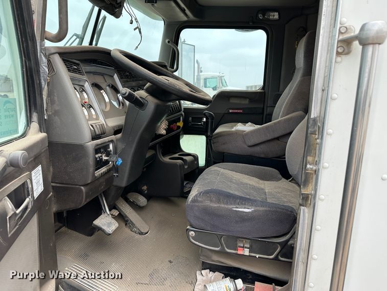 image for item DS8318 2011 Kenworth T800  semi truck