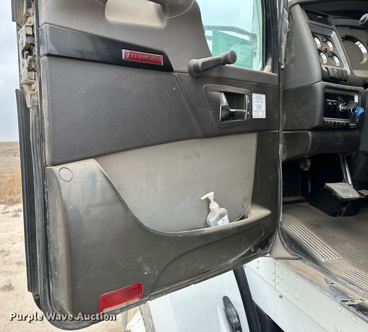 image for item DS8318 2011 Kenworth T800  semi truck