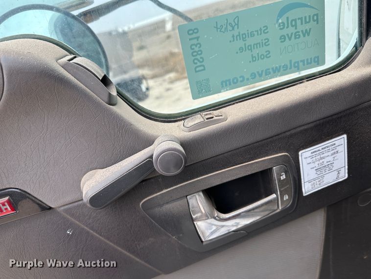 image for item DS8318 2011 Kenworth T800  semi truck