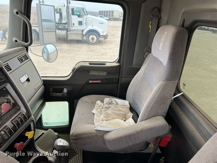 image for item DS8318 2011 Kenworth T800  semi truck