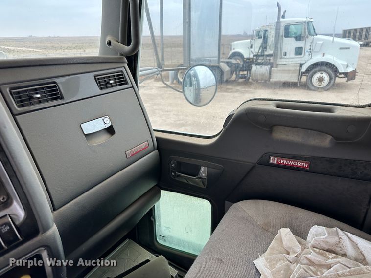 image for item DS8318 2011 Kenworth T800  semi truck