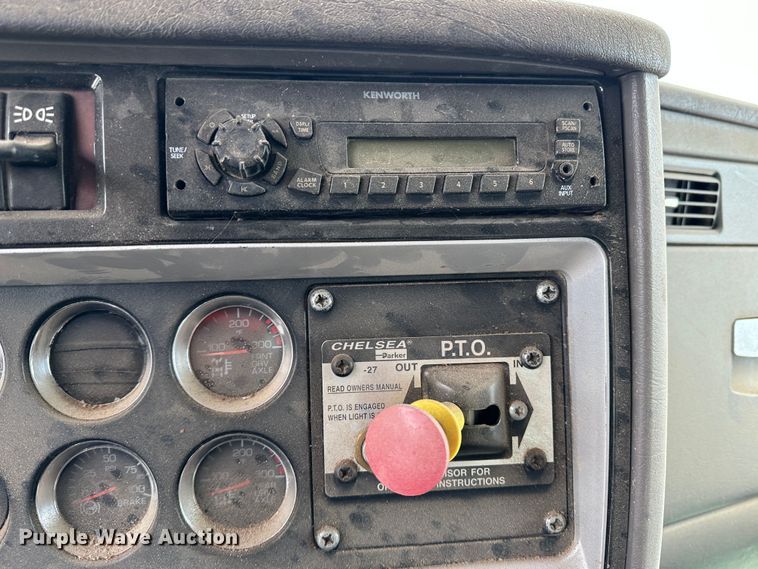 image for item DS8318 2011 Kenworth T800  semi truck