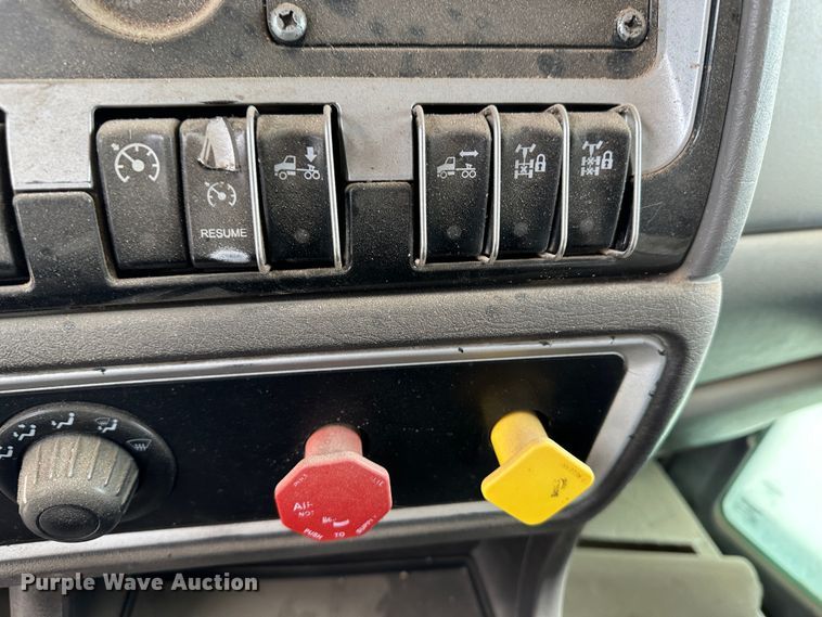 image for item DS8318 2011 Kenworth T800  semi truck