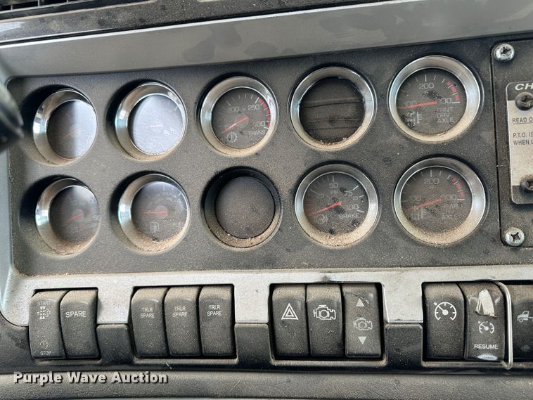 image for item DS8318 2011 Kenworth T800  semi truck