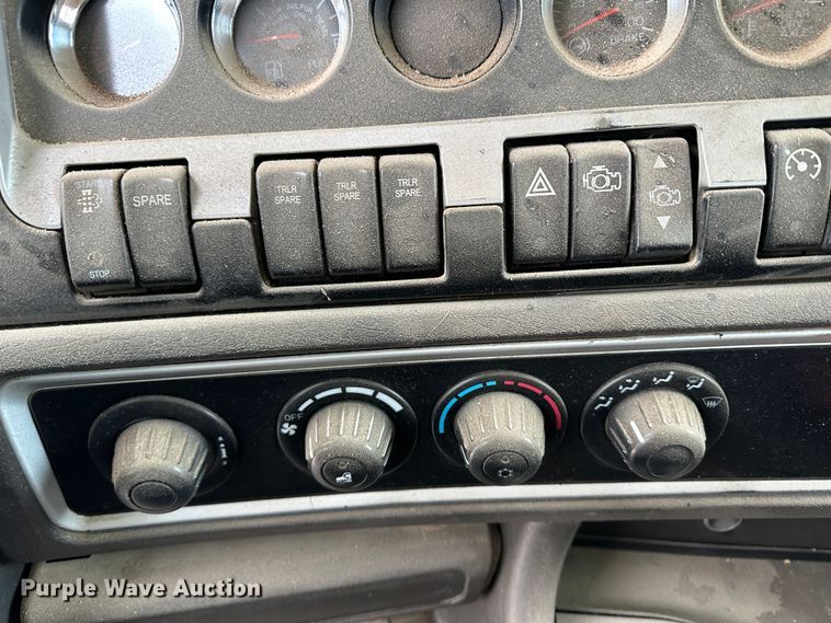 image for item DS8318 2011 Kenworth T800  semi truck