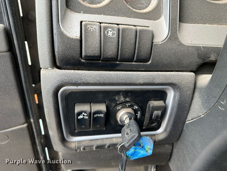 image for item DS8318 2011 Kenworth T800  semi truck