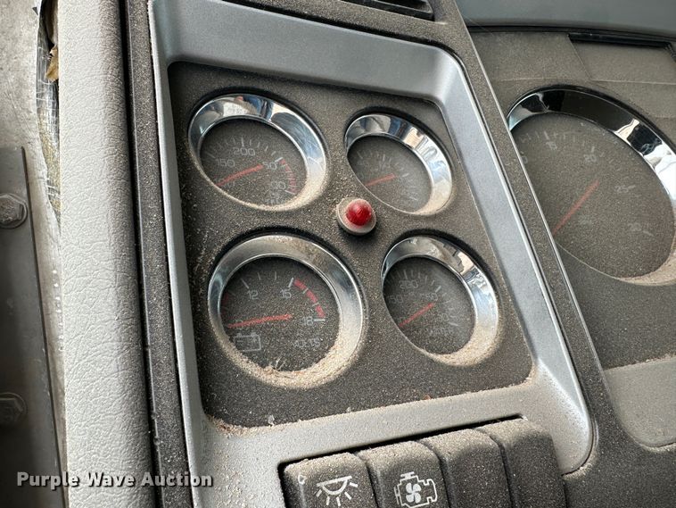 image for item DS8318 2011 Kenworth T800  semi truck