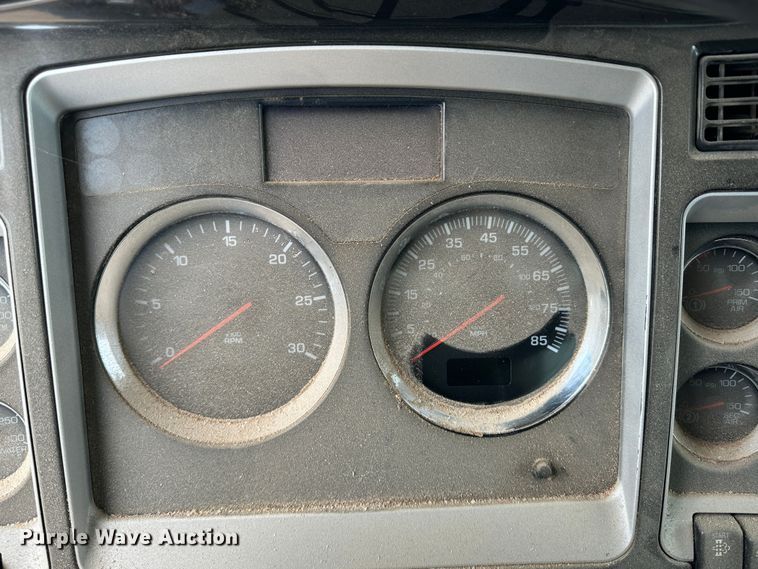 image for item DS8318 2011 Kenworth T800  semi truck