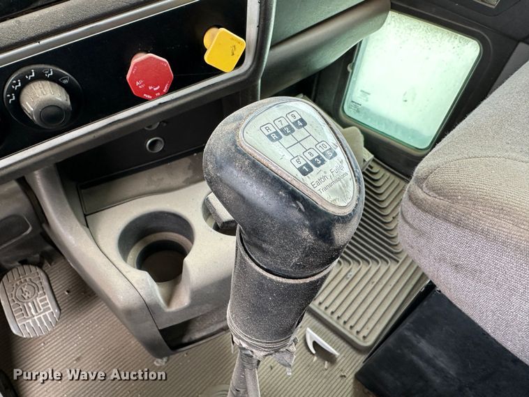 image for item DS8318 2011 Kenworth T800  semi truck