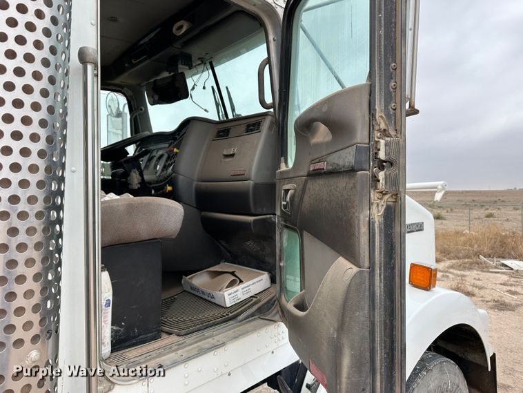 image for item DS8318 2011 Kenworth T800  semi truck