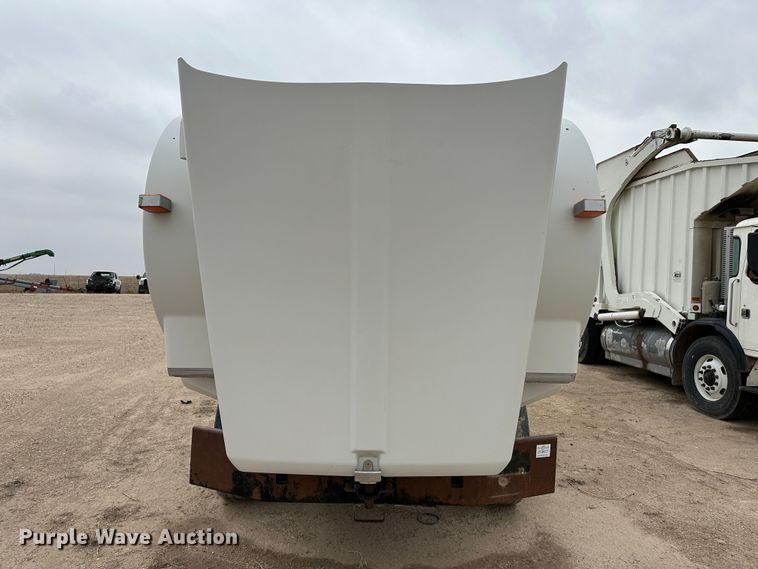 image for item DS8318 2011 Kenworth T800  semi truck