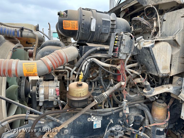 image for item DS8318 2011 Kenworth T800  semi truck