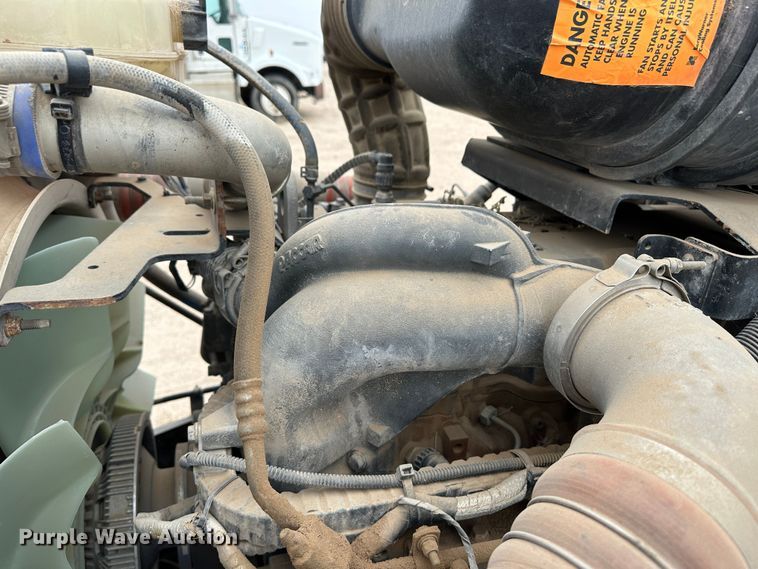 image for item DS8318 2011 Kenworth T800  semi truck