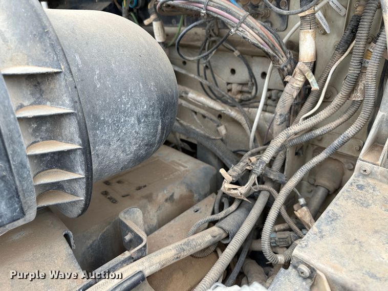 image for item DS8318 2011 Kenworth T800  semi truck