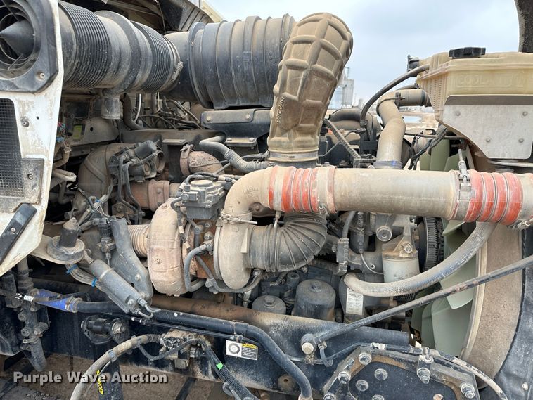 image for item DS8318 2011 Kenworth T800  semi truck