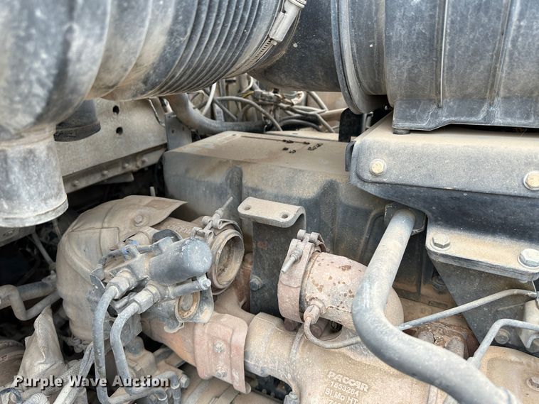 image for item DS8318 2011 Kenworth T800  semi truck