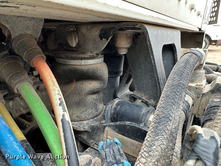 image for item DS8318 2011 Kenworth T800  semi truck