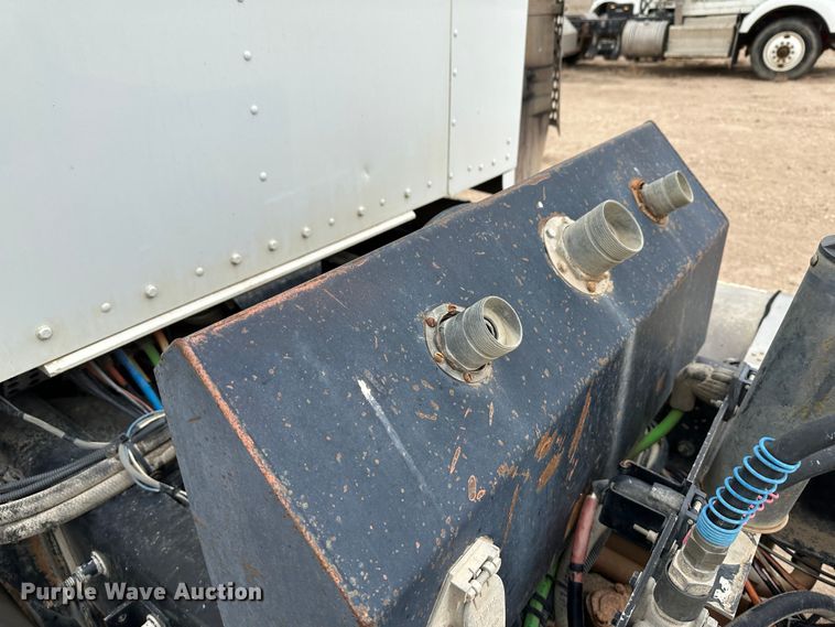 image for item DS8318 2011 Kenworth T800  semi truck