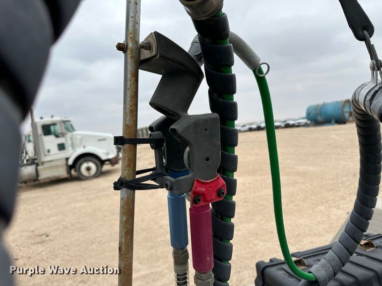 image for item DS8318 2011 Kenworth T800  semi truck