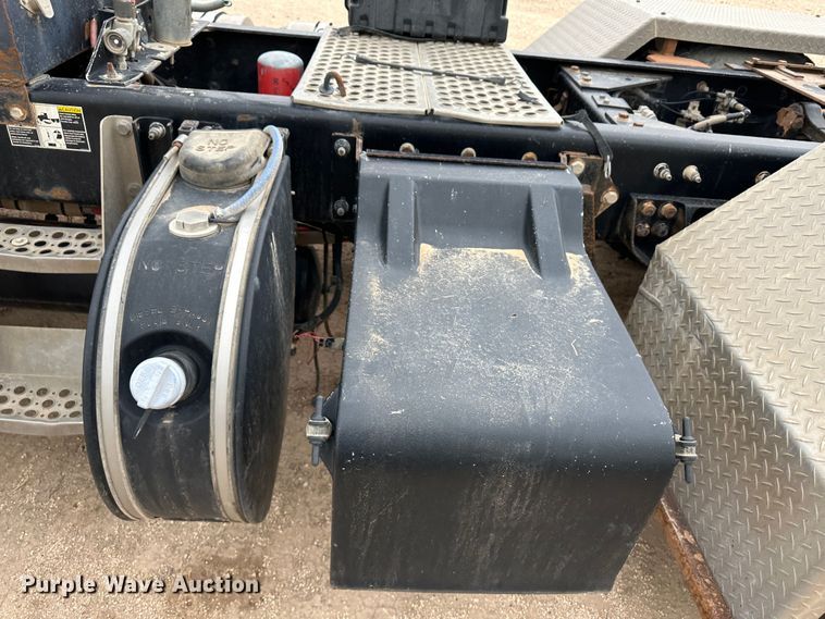 image for item DS8318 2011 Kenworth T800  semi truck