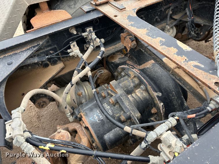 image for item DS8318 2011 Kenworth T800  semi truck