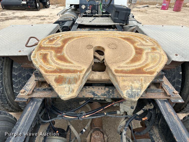 image for item DS8318 2011 Kenworth T800  semi truck