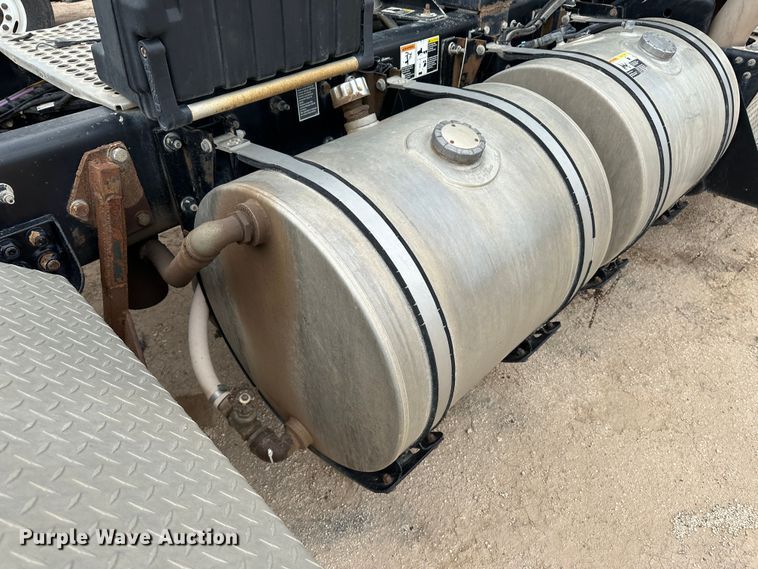 image for item DS8318 2011 Kenworth T800  semi truck