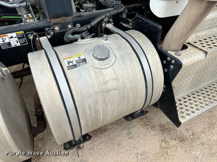 image for item DS8318 2011 Kenworth T800  semi truck