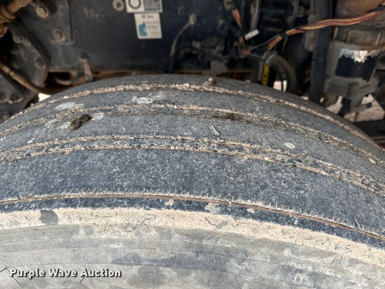 image for item DS8318 2011 Kenworth T800  semi truck