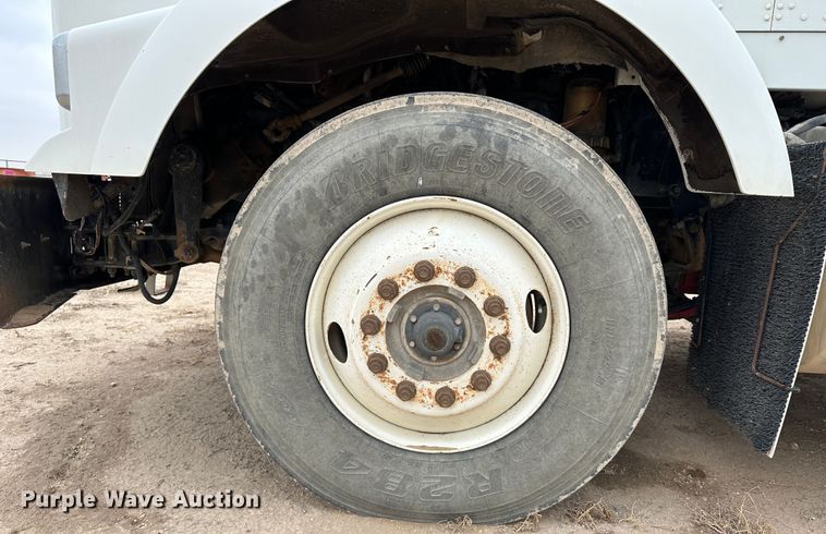 image for item DS8318 2011 Kenworth T800  semi truck