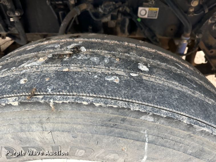 image for item DS8318 2011 Kenworth T800  semi truck