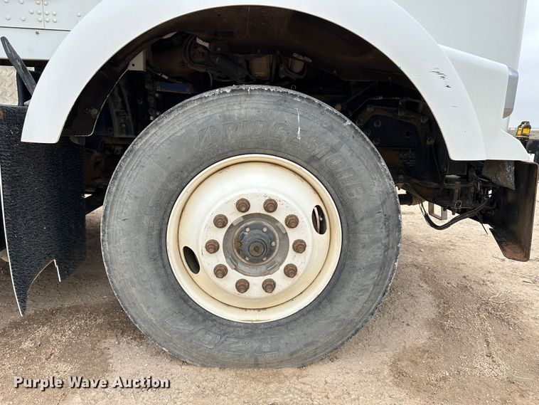 image for item DS8318 2011 Kenworth T800  semi truck