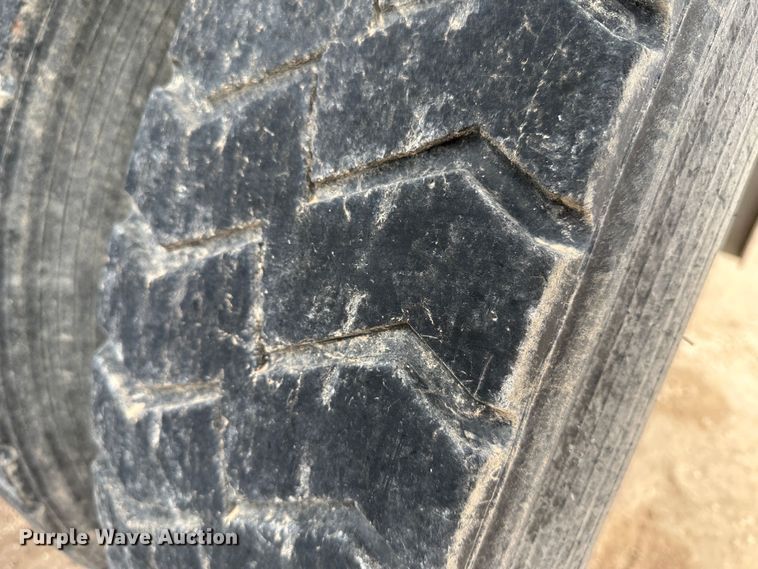 image for item DS8318 2011 Kenworth T800  semi truck