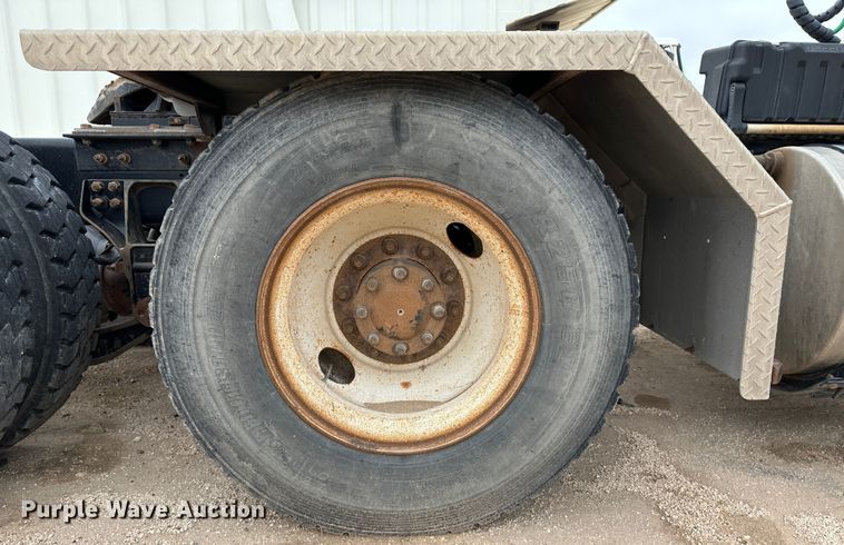 image for item DS8318 2011 Kenworth T800  semi truck