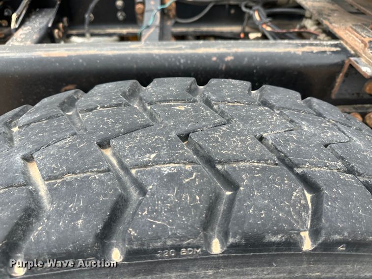 image for item DS8318 2011 Kenworth T800  semi truck