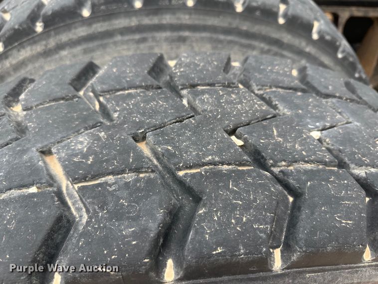 image for item DS8318 2011 Kenworth T800  semi truck