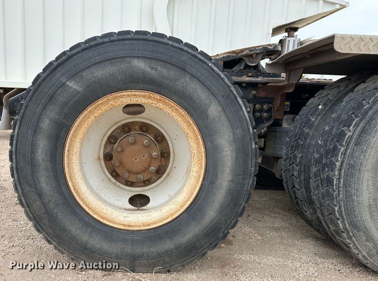 image for item DS8318 2011 Kenworth T800  semi truck