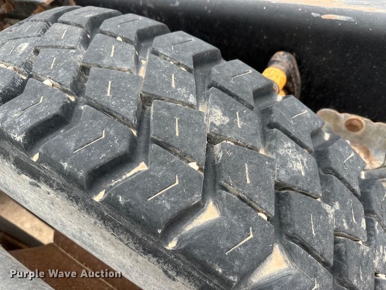 image for item DS8318 2011 Kenworth T800  semi truck