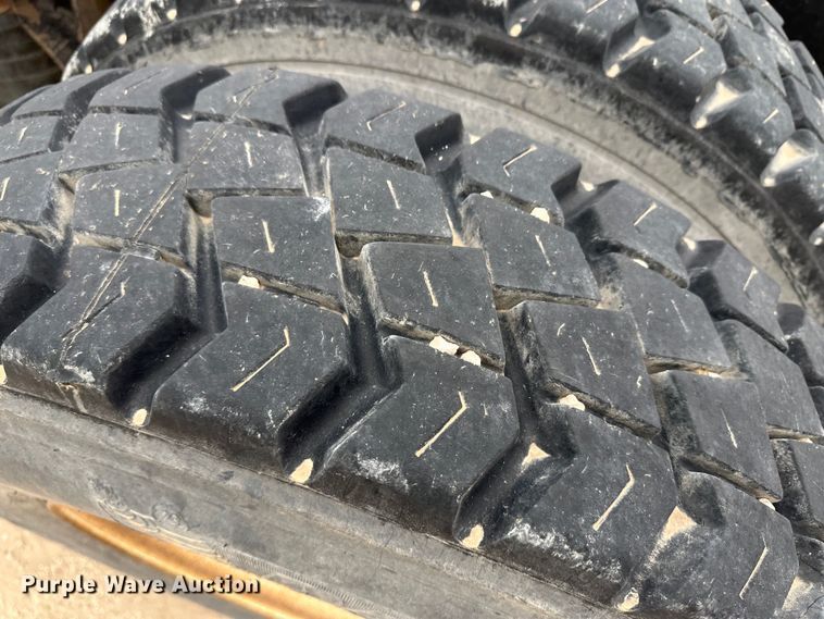 image for item DS8318 2011 Kenworth T800  semi truck