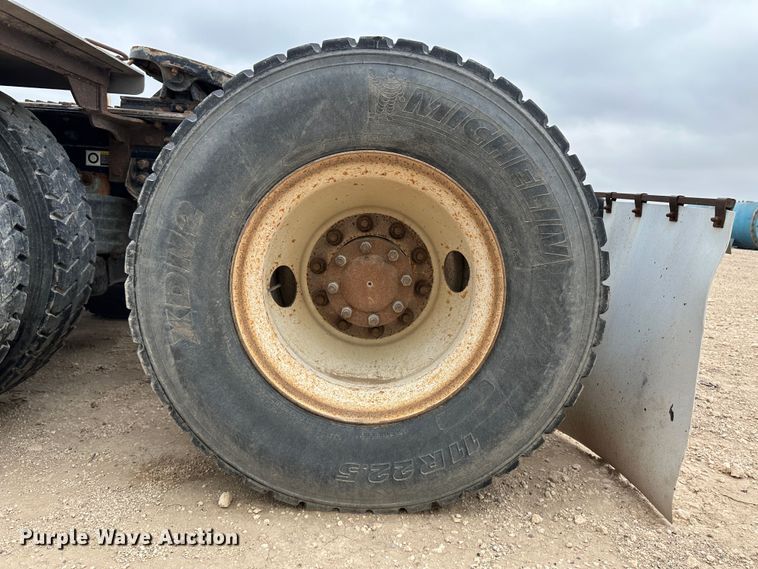 image for item DS8318 2011 Kenworth T800  semi truck