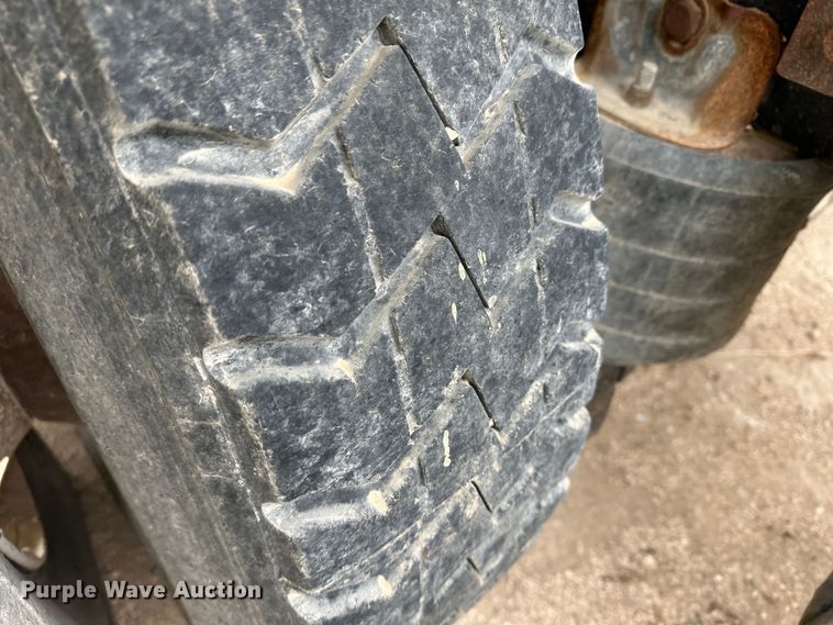 image for item DS8318 2011 Kenworth T800  semi truck